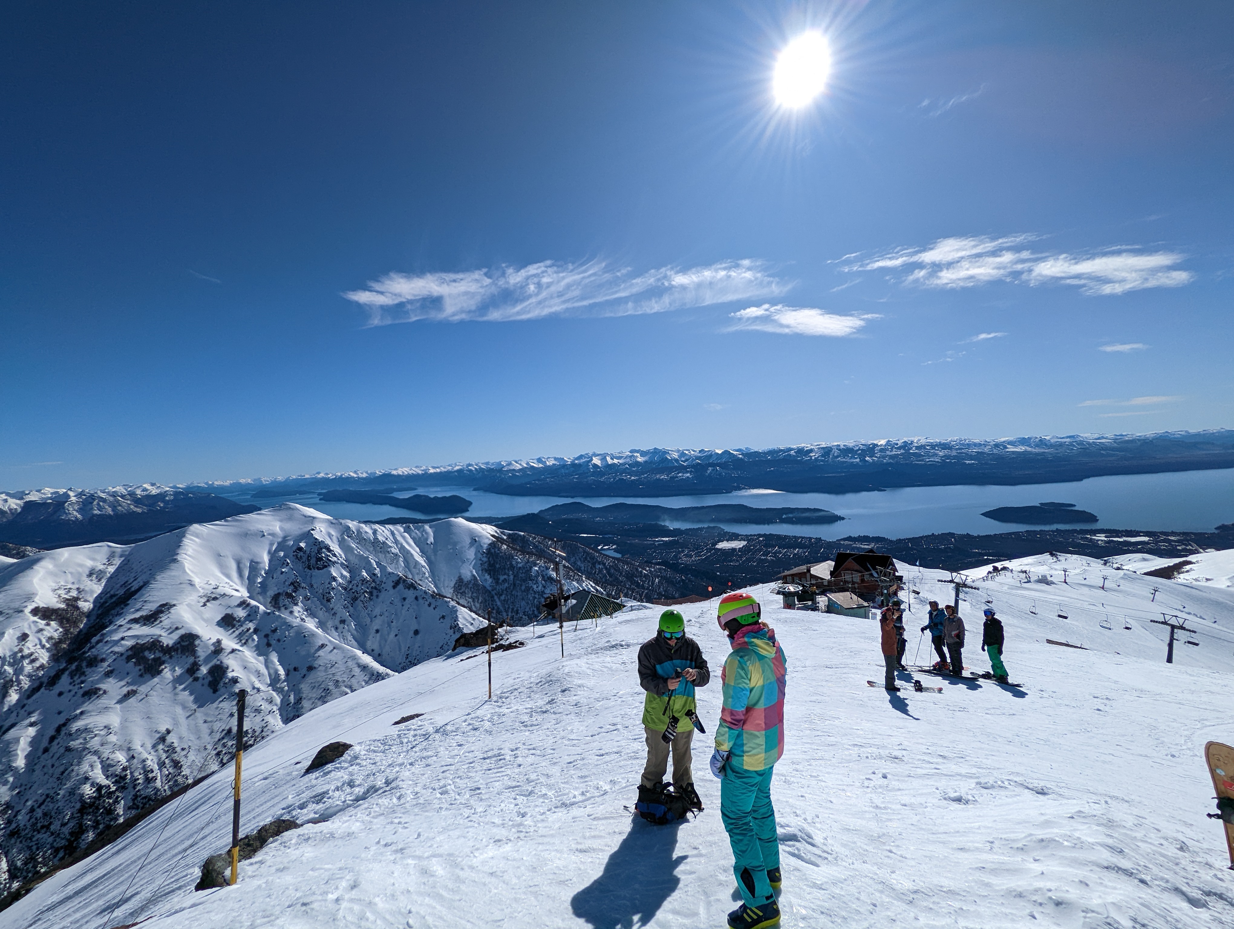 Ski en la cima del cerro con vista al lago